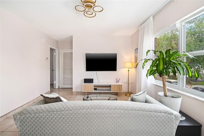 1824 Monroe St, Unit 10 in Hollywood, FL - Building Photo - Building Photo