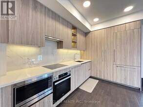 27 McMahon Dr in Toronto, ON - Building Photo - Building Photo