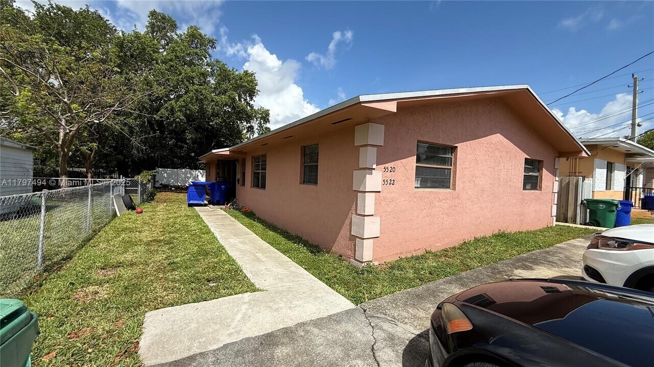 5520 NW 7th Ct-Unit -A in Miami, FL - Foto de edificio