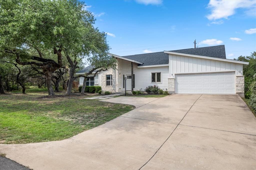 15202 Cavalier Canyon Dr in Lakeway, TX - Building Photo
