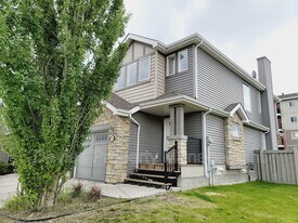 3209 Whitelaw Dr NW in Edmonton, AB - Building Photo