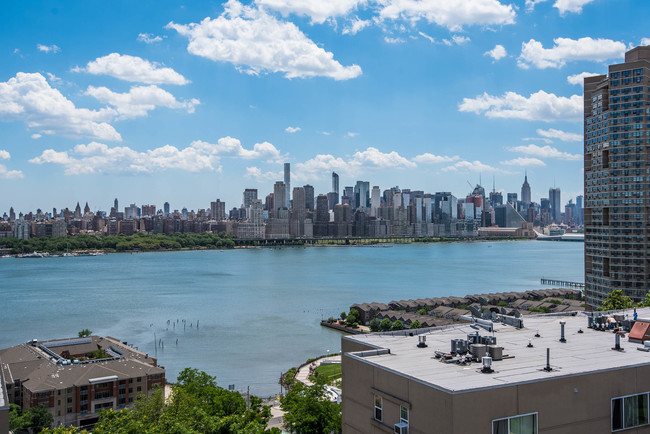 Hudson Ridge Apartments in North Bergen, NJ - Foto de edificio - Building Photo