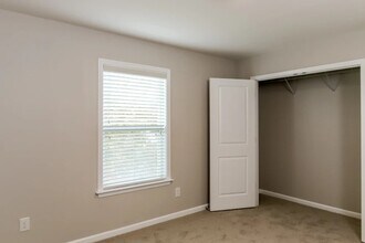 14231 Lake Crossing Dr in Charlotte, NC - Building Photo - Building Photo