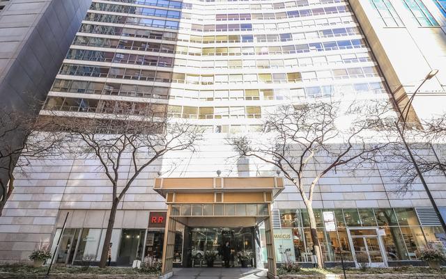 110 E Delaware Pl in Chicago, IL - Building Photo