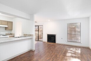 Vista Oeste in El Paso, TX - Building Photo