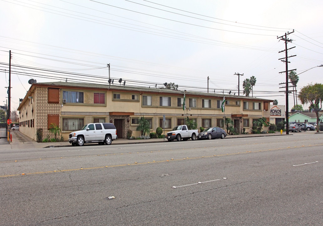 Patio N Pool Apartments in Bellflower, CA - Building Photo