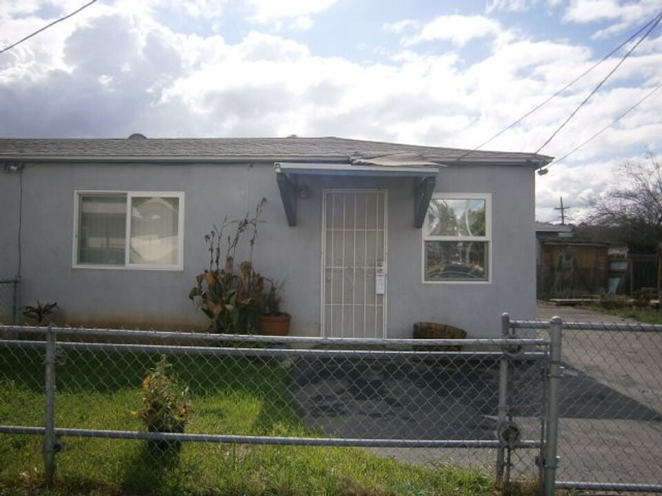 237 E Camden Ave in El Cajon, CA - Building Photo