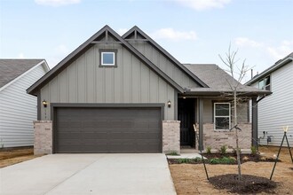 137 Prairie Falls Drive in Hutto, TX - Foto de edificio - Building Photo