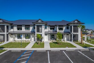 Waterfront On Hatchett Creek in Venice, FL - Foto de edificio - Building Photo