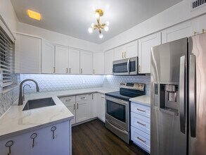 215 N Kenwood St, Unit 201 in Glendale, CA - Building Photo - Building Photo