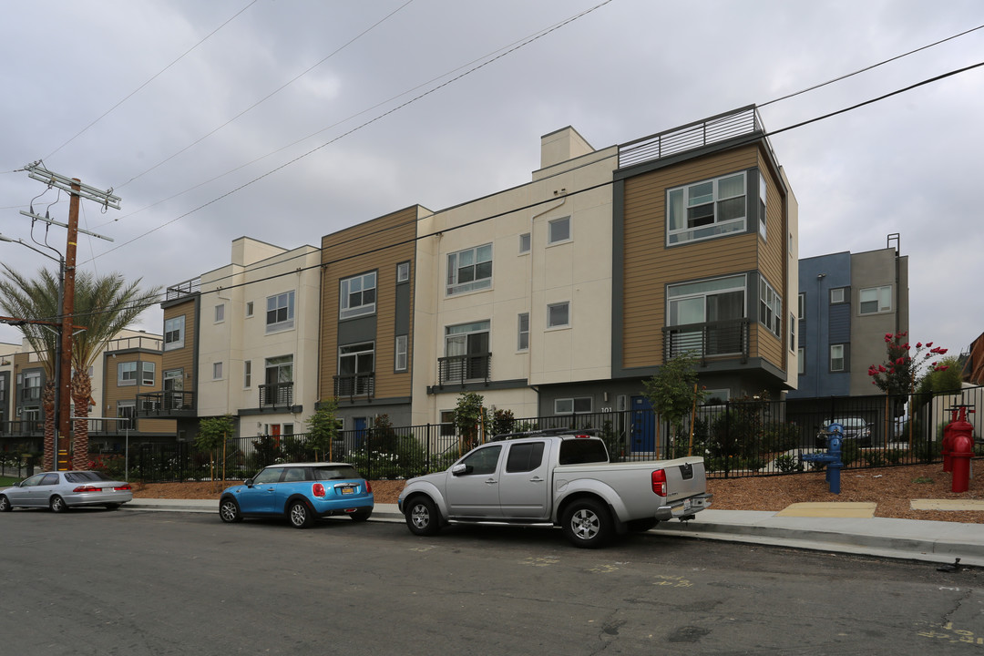 Latitudes at Silver Lake in Los Angeles, CA - Foto de edificio