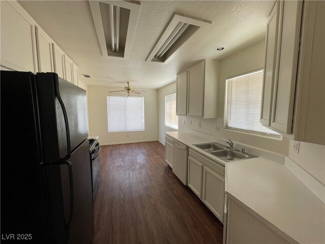 property at 1541 Linnbaker Ln