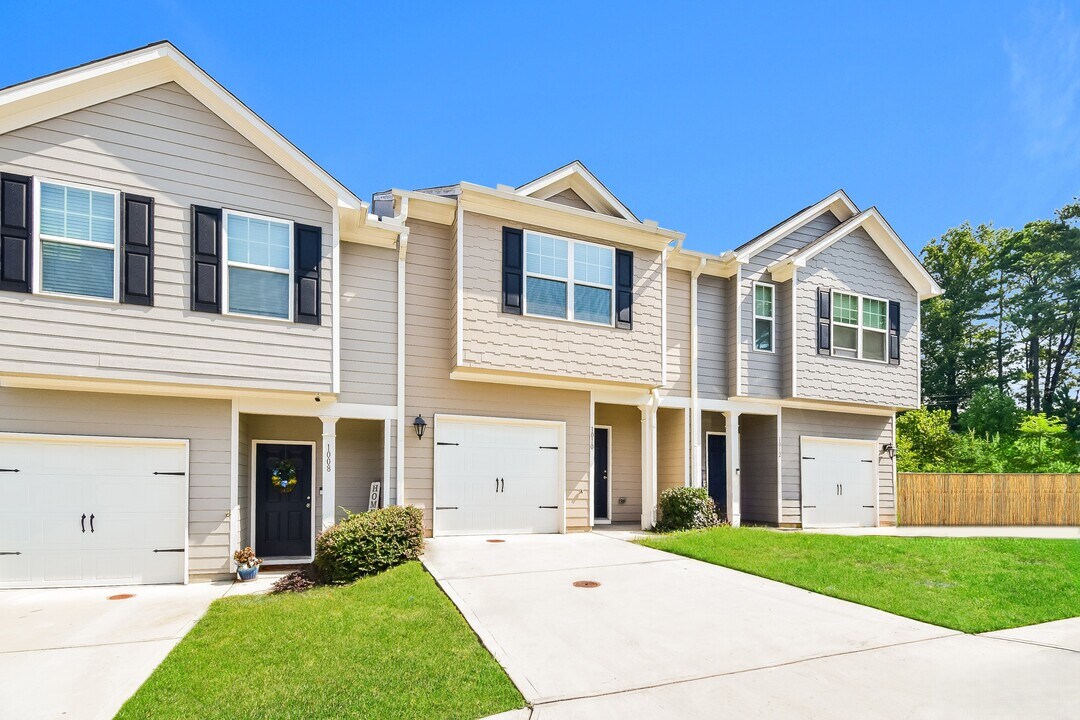 1010 Highwood Ln in East Point, GA - Building Photo