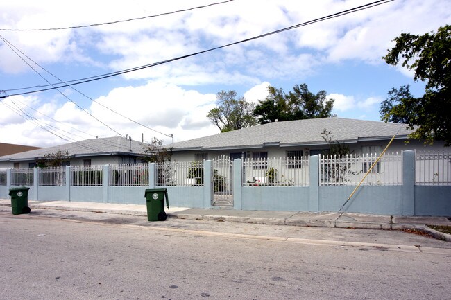 555 NW 77th St in Miami, FL - Foto de edificio - Building Photo