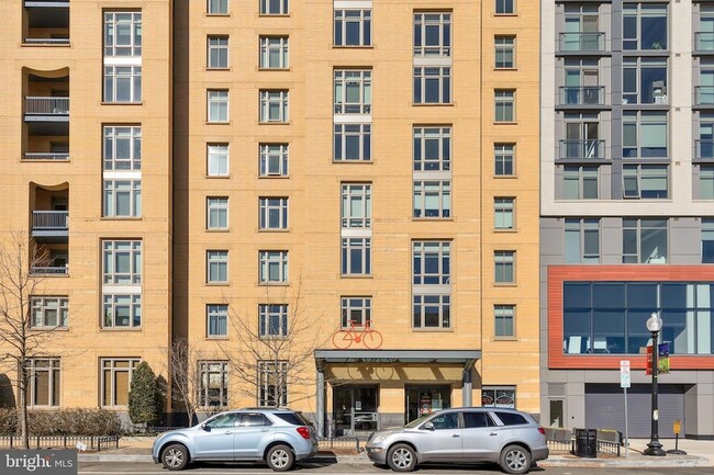 880 New Jersey Ave SE, Unit 2 BR INTERIOR UNIT in Washington, DC - Building Photo - Building Photo