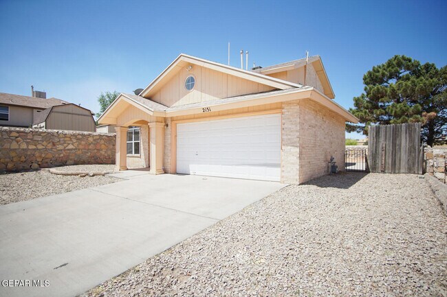 2151 Sun Manor Dr in El Paso, TX - Building Photo - Building Photo