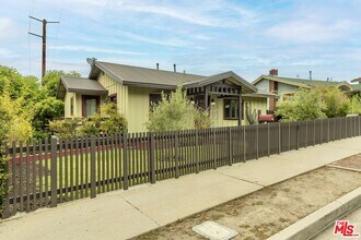 1023 Oak Grove Dr in Los Angeles, CA - Building Photo - Building Photo