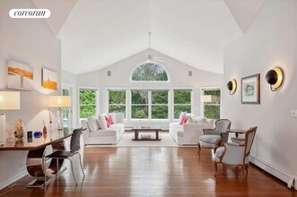 8 Niamogue Ln in Quogue, NY - Building Photo - Building Photo
