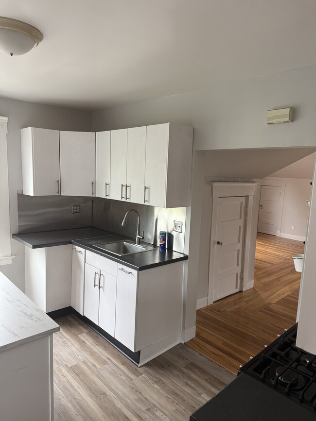 94 Hubinger St, Unit Third Floor