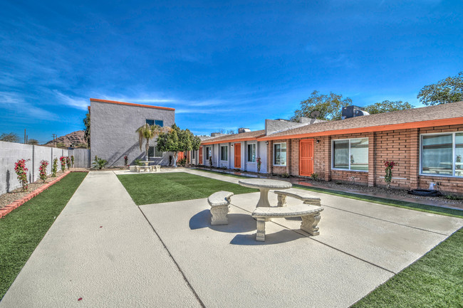 Coronado Apartments in Phoenix, AZ - Building Photo - Building Photo