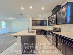 240 Uccello Way in Sacramento, CA - Building Photo - Building Photo
