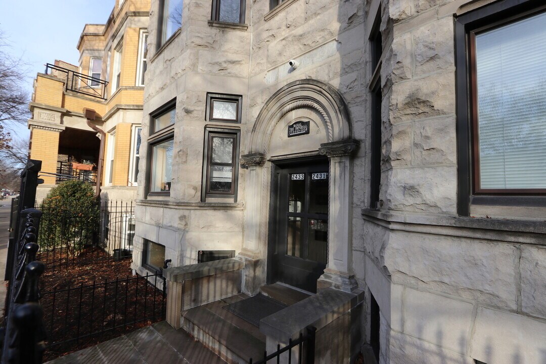 2433 N Kedzie Blvd in Chicago, IL - Building Photo