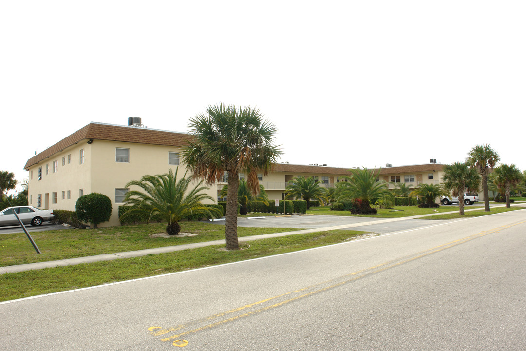 Hampton House in Lantana, FL - Building Photo