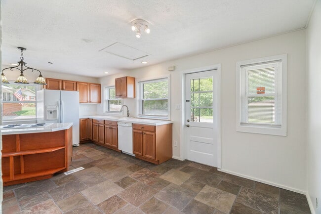 102 Victoria Rd in Oak Ridge, TN - Building Photo - Building Photo