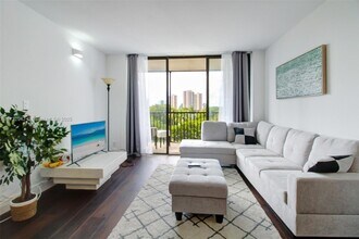 3401 N Country Club Dr, Unit 614 in Aventura, FL - Building Photo - Building Photo