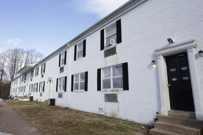 Garrisonville Apartments in Stafford, VA - Building Photo - Building Photo