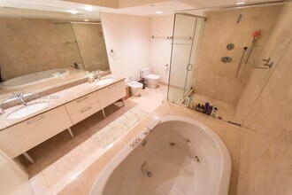 17201 Collins Ave, Unit 2104 in Sunny Isles Beach, FL - Foto de edificio - Building Photo