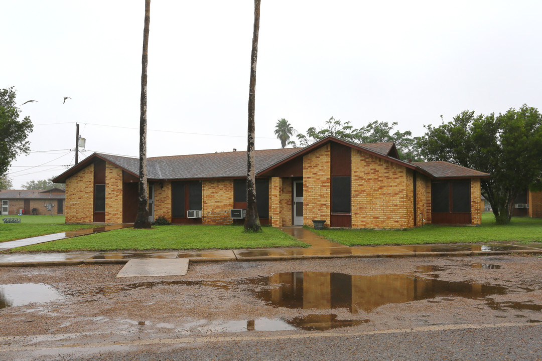 Leon Gardens in Brownsville, TX - Building Photo