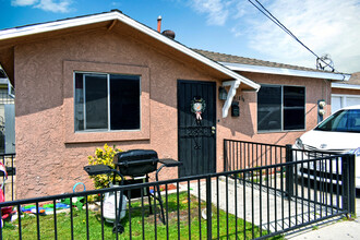 4920 Santa Ana St in Cudahy, CA - Building Photo - Building Photo