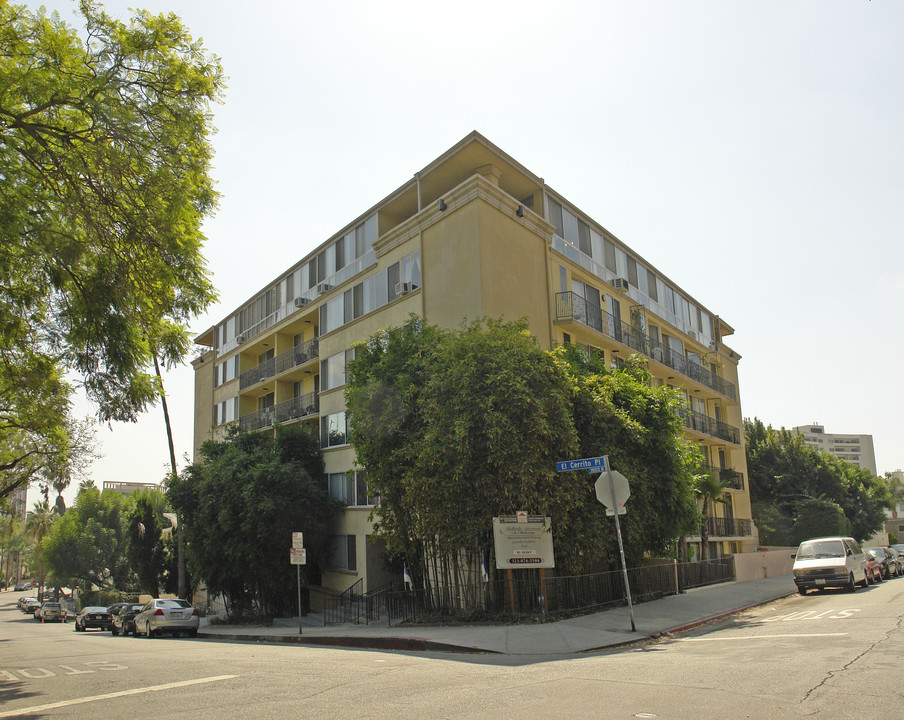 7100 Hillside Ave in Los Angeles, CA - Building Photo