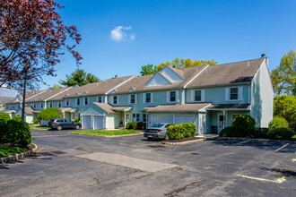 Oak Ridge Manor in Clark, NJ - Building Photo - Building Photo