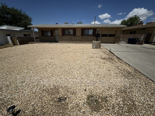 10527 Aspen Ave NE in Albuquerque, NM - Foto de edificio - Building Photo