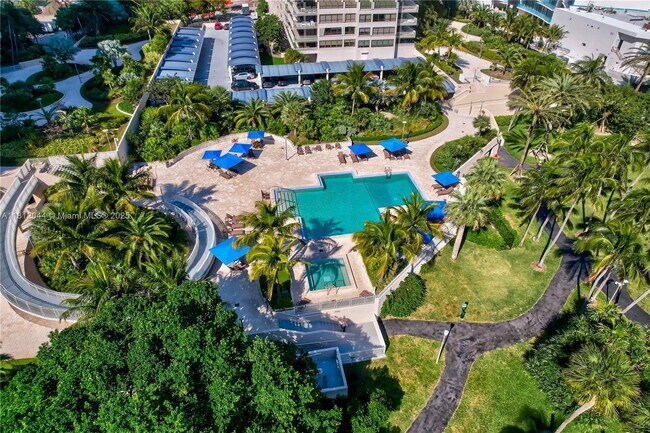 3 Grove Isle Dr, Unit C1606 in Miami, FL - Foto de edificio - Building Photo
