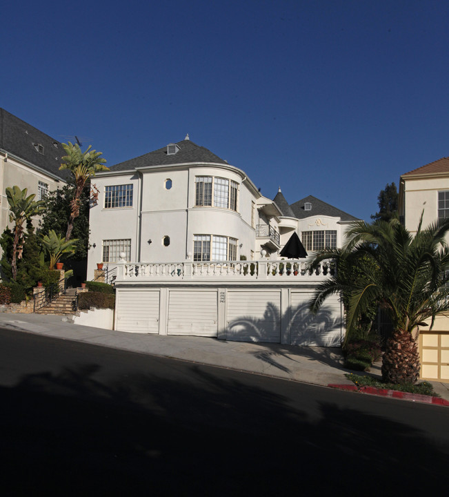 1938 N Kenmore Ave in Los Angeles, CA - Building Photo