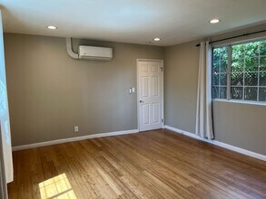 15838 Hart St in Los Angeles, CA - Building Photo - Building Photo