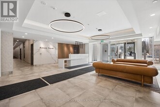 705 Davis Dr in Newmarket, ON - Building Photo - Building Photo