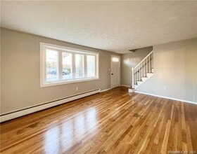 17 Dale Rd in Enfield, CT - Building Photo - Building Photo