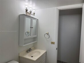 8990 SW 24th St in Miami, FL - Building Photo - Building Photo