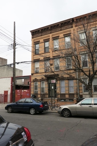 393 Bleecker St in Brooklyn, NY - Foto de edificio - Building Photo