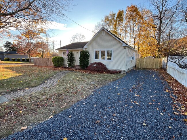 48 Woodycrest Dr in Farmingville, NY - Building Photo - Building Photo