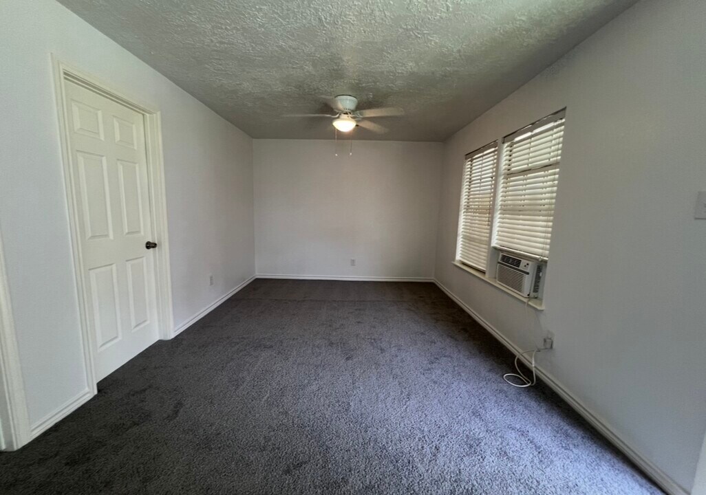 831-832 Deerpass Dr in Channelview, TX - Building Photo