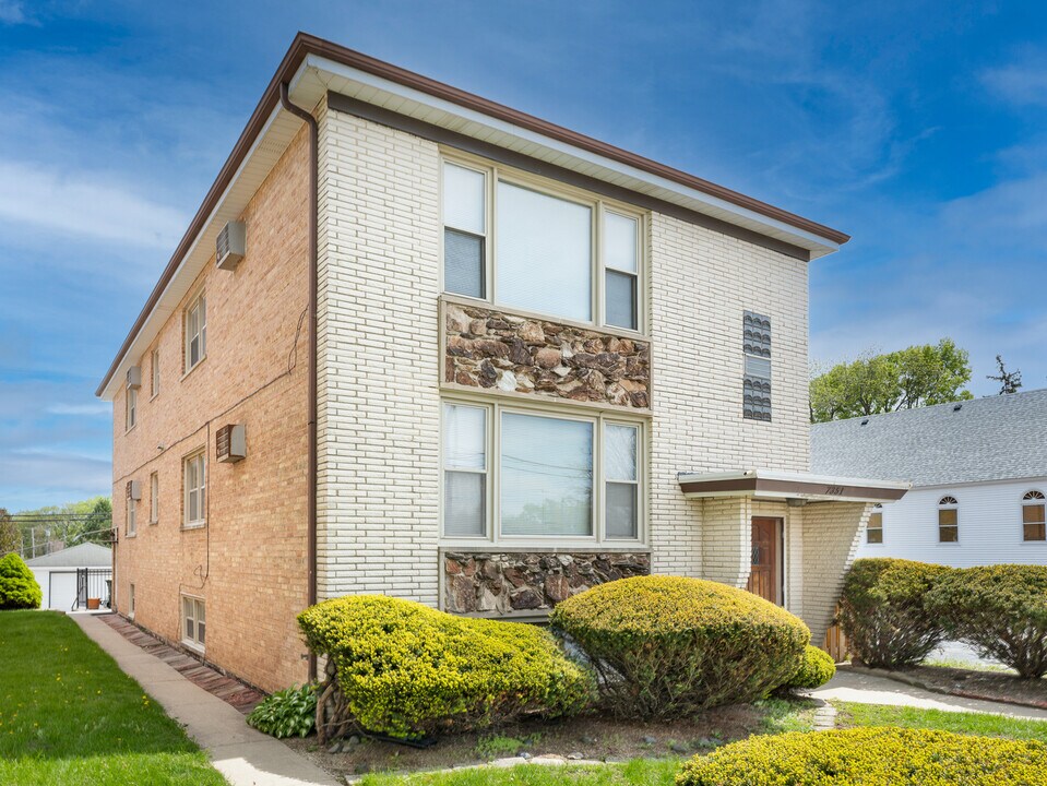 7351 N Waukegan Rd in Niles, IL - Building Photo
