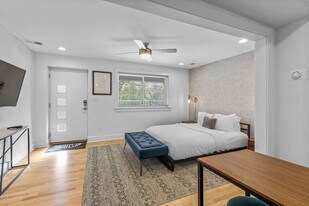 1136 Crescent Ave NE in Atlanta, GA - Building Photo