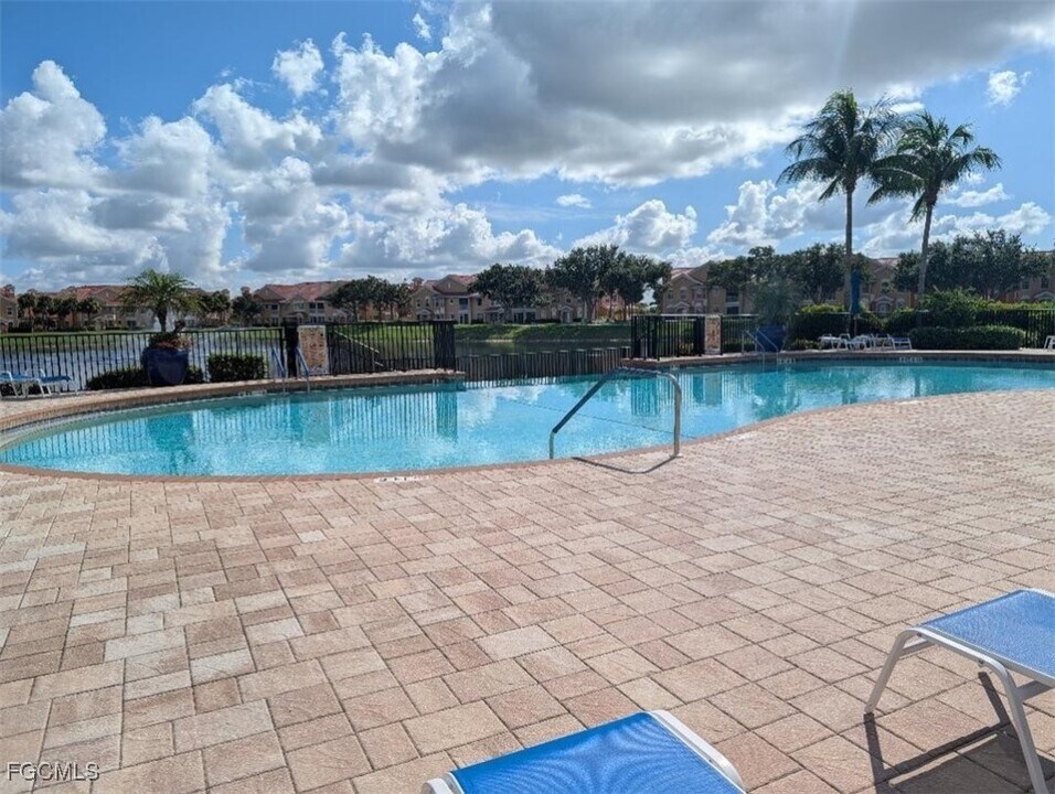 1813 Concordia Lake Cir in Cape Coral, FL - Foto de edificio