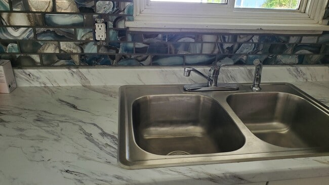 805 Hemphill Rd in Flint, MI - Building Photo - Building Photo