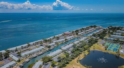 5132 Beach Dr SE in St. Petersburg, FL - Foto de edificio - Building Photo